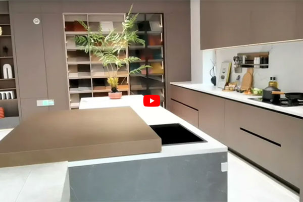 Dapur pintar dengan dapur atas bangku pulau dapur automatik dan pili air tersembunyi